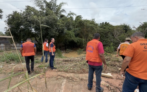 Após madrugada com 70 mm de chuva, Defesa Civil mantém apoio às famílias
