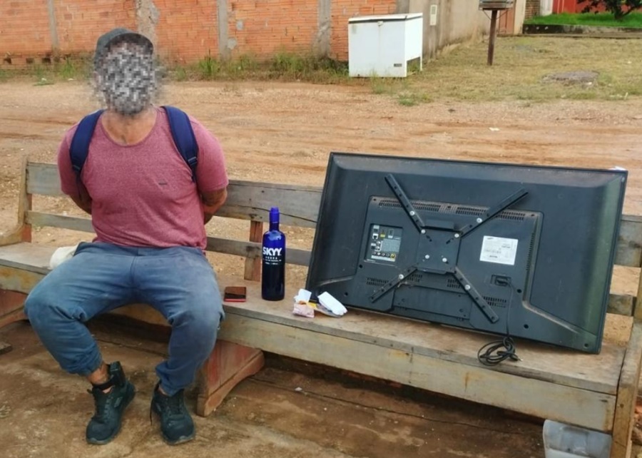 PM prende suspeito de furtos em Cacoal e recupera televisão e celular durante abordagem