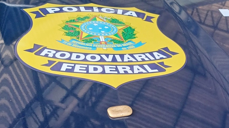 PRF encontra barra de ouro ilegal na carteira de passageiro durante abordagem na BR-364
