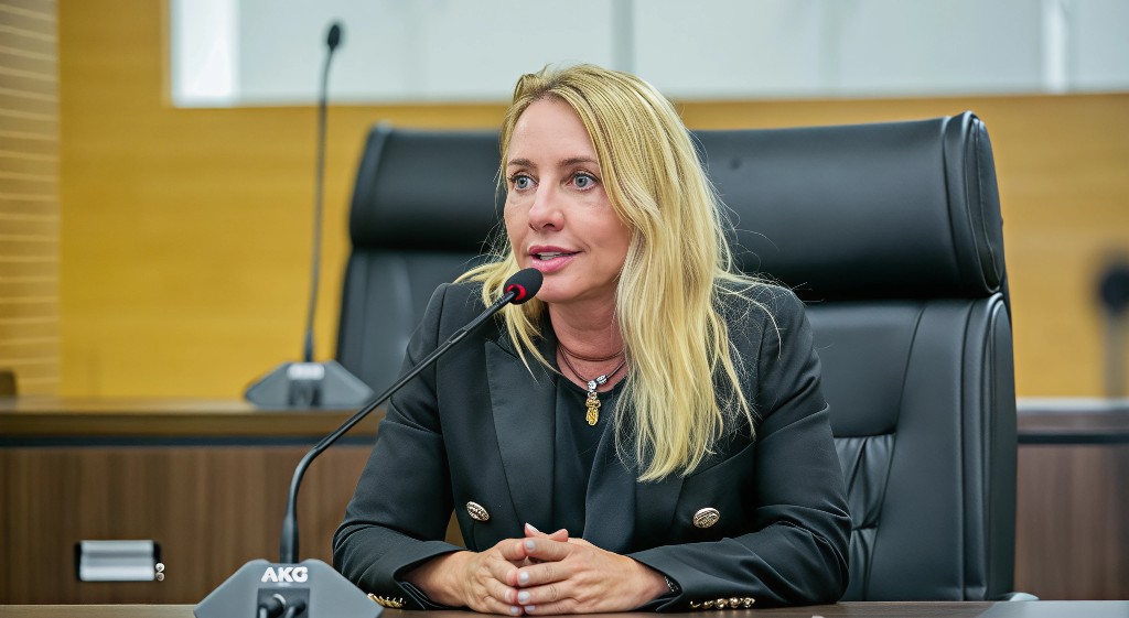 Ieda Chaves e Eyder Brasil apresentam lei que autoriza spray de defesa pessoal para mulheres
