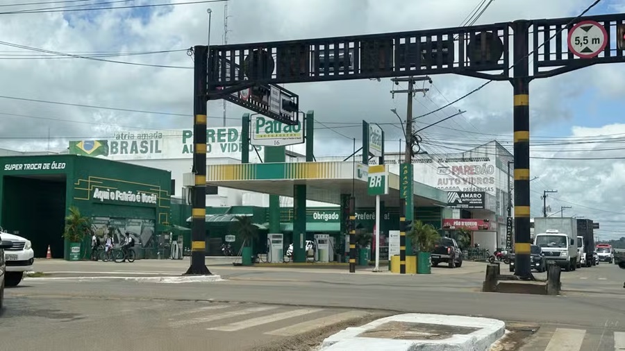 Frentista é atingido por sete tiros enquanto trabalhava em posto de combustíveis