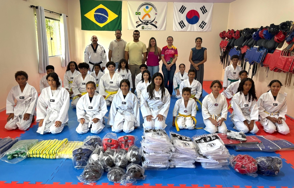 Deputada Cláudia de Jesus particpa da entrega de kimonos ao projeto Sonho Meu