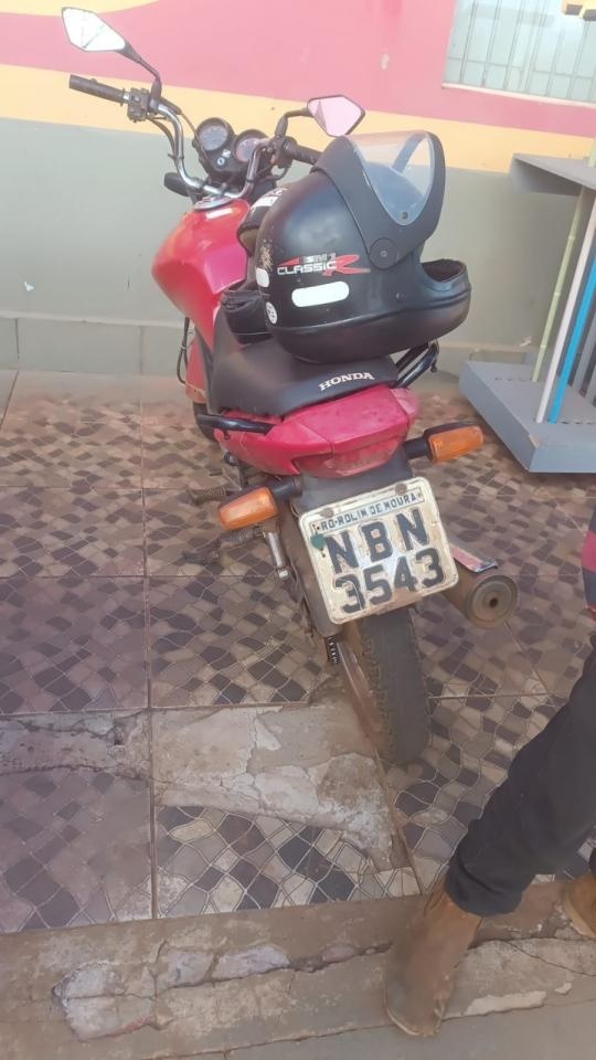 Motocicleta furtada em frente à UPA é recuperada pela Polícia Militar em Rolim de Moura