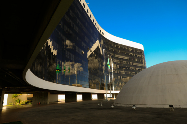 Bandeiras com efeito de outdoor configuram propaganda irregular, decide TSE
