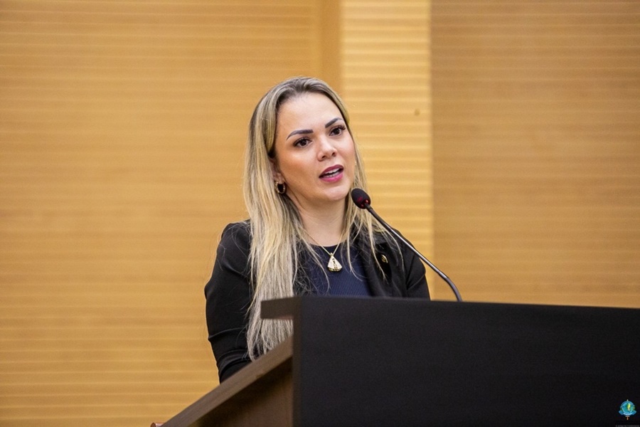 Combate ao feminicídio precisa ser permanente, afirma Cláudia de Jesus durante discurso na Alero