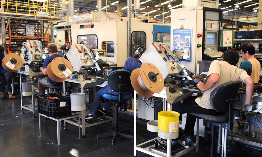 Alta da atividade industrial em janeiro não compensa perdas acumuladas