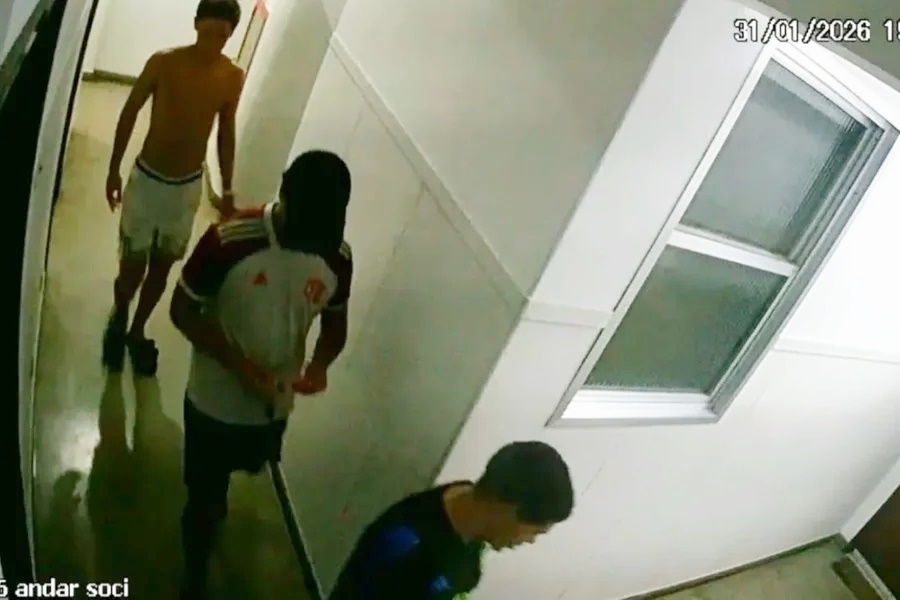 Adolescente “mentor” de estupro coletivo se entrega a polícia no Rio