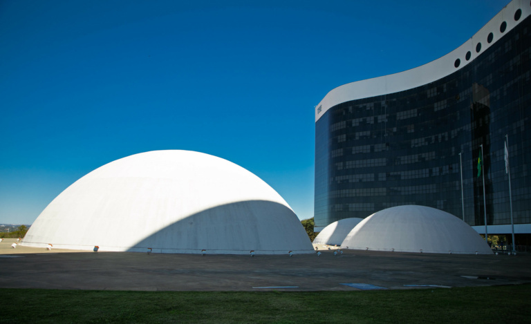 Uso de IA para violar normas eleitorais pode resultar em cassação do candidato
