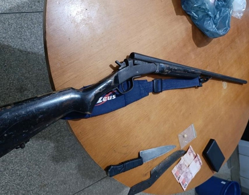 Força tática da PM prende casal por tráfico e apreende arma durante operação em Cujubim