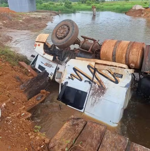 Carreta carregada de soja tomba em desvio e cai no rio em Rondônia