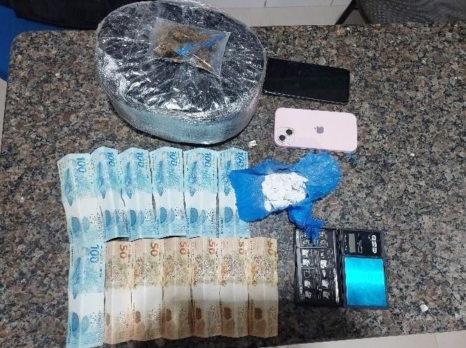 Operação da Polícia Militar cumpre mandado e apreende drogas dentro de residência em RO