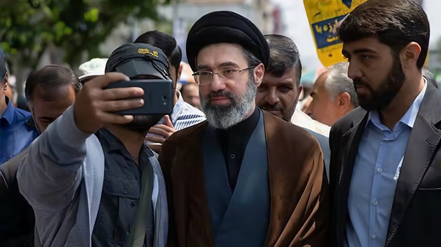 Assembleia de Peritos do Irã escolhe filho de Ali Khamenei para liderança suprema do país

