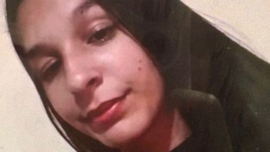 Adolescente de 15 anos é assassinada com 17 facadas dentro de casa pelo namorado
