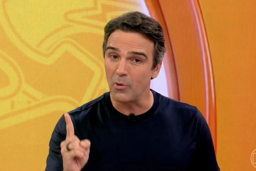 Apresentador Tadeu Schmidt é acusado de revelar informação externa sobre Ana Paula
