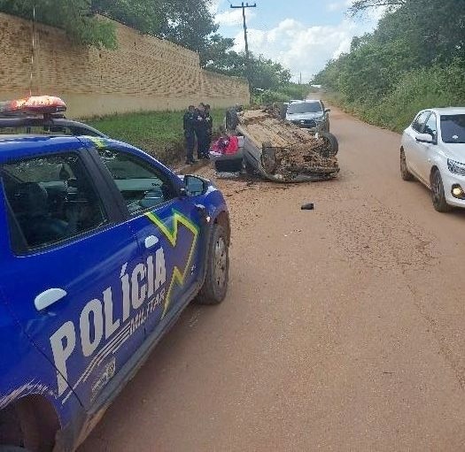 Criminosos capotam carro durante fuga após roubo e veículo é recuperado na capital