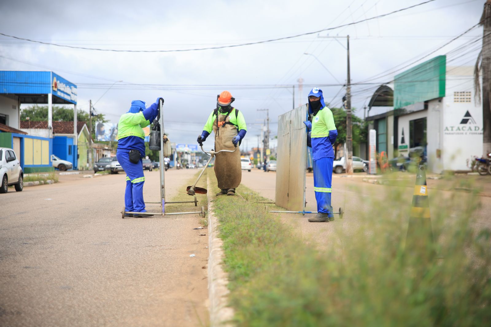 Prefeitura mantém frentes de limpeza urbana em diferentes regiões de Porto Velho

