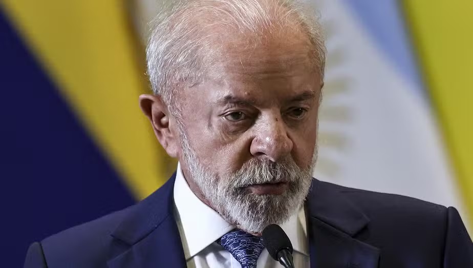 Sem dinheiro em caixa, Lula vai tentar segurar preços dos combustíveis na marra: "Arriscado" 