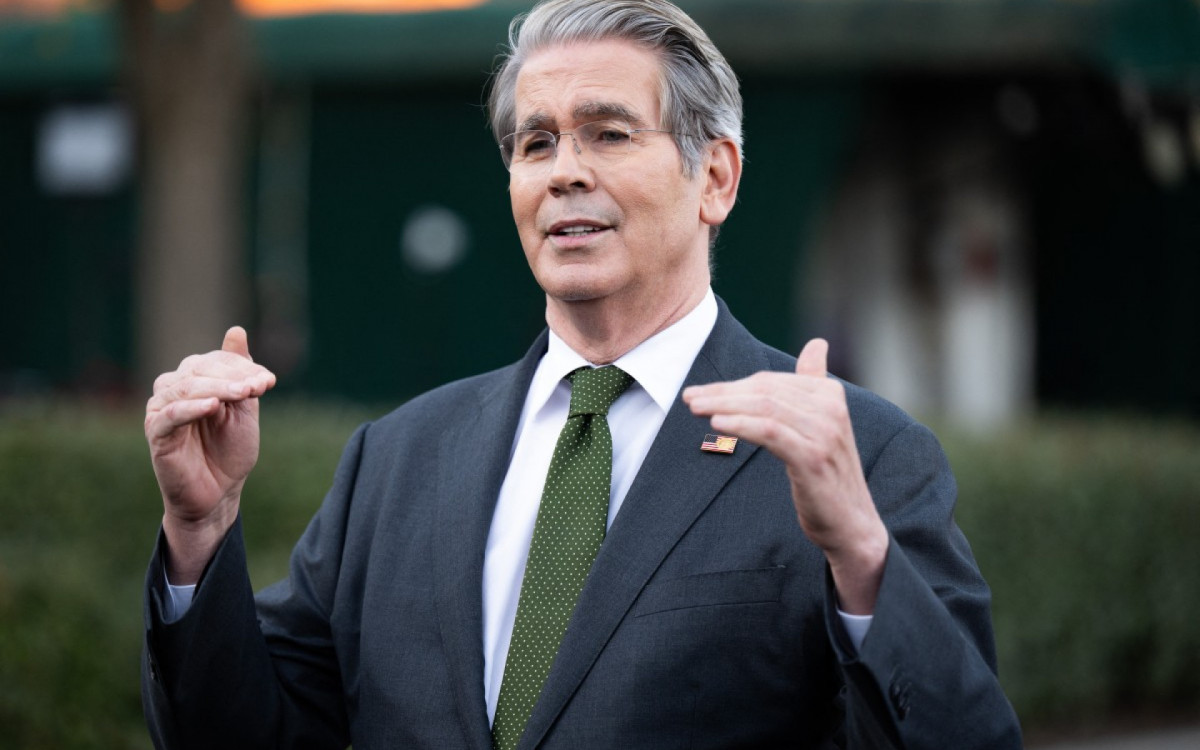 Estados Unidos autoriza venda de petróleo russo em meio à disparada dos preços
