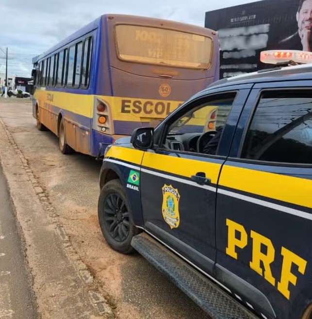 Motorista foge de fiscalização da PRF e abandona cerca de 30 crianças em ônibus escolar 