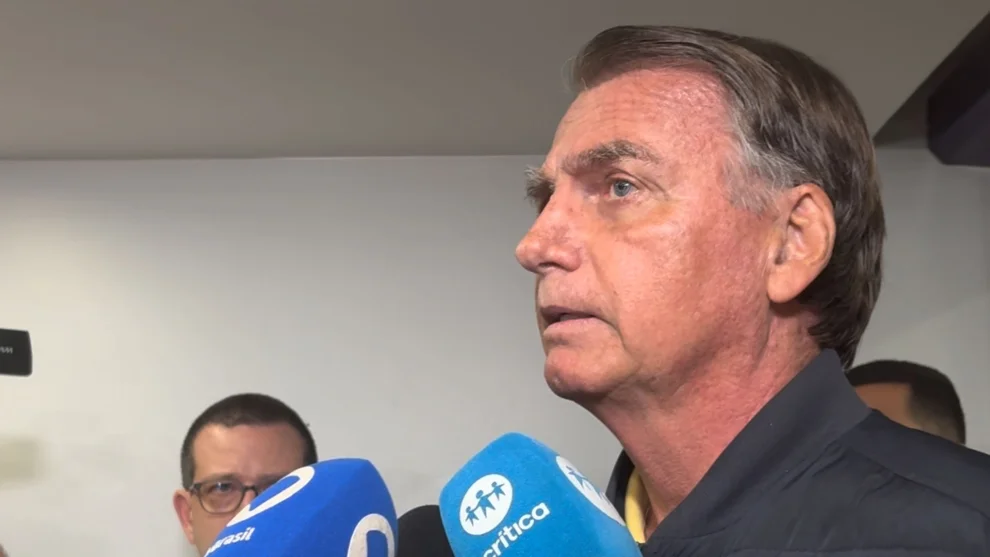 Bolsonaro é levado a hospital após calafrios e vômitos médico fala em quadro agúdo