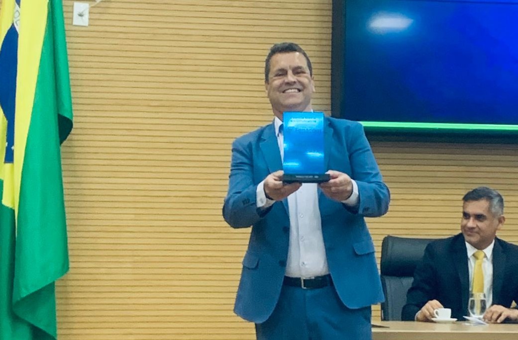 Presidente do Crea-RO, Eng. Edison Rigoli, recebe homenagem da Fenacom 
