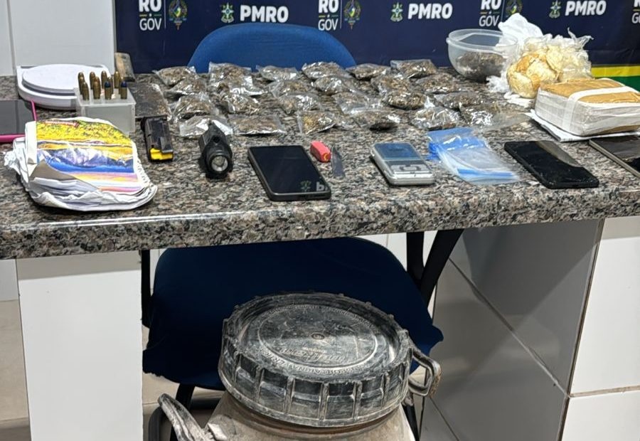 PM apreende drogas, munições e material do tráfico em casa no bairro Alfa Park