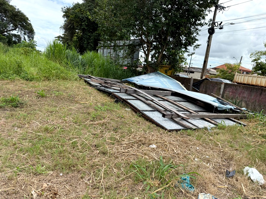 Fiscalização ambiental começa a retirar outdoors irregulares em áreas públicas da capital