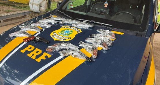 PRF encontra 14 revólveres em bagagem de passageiro de ônibus na BR-364