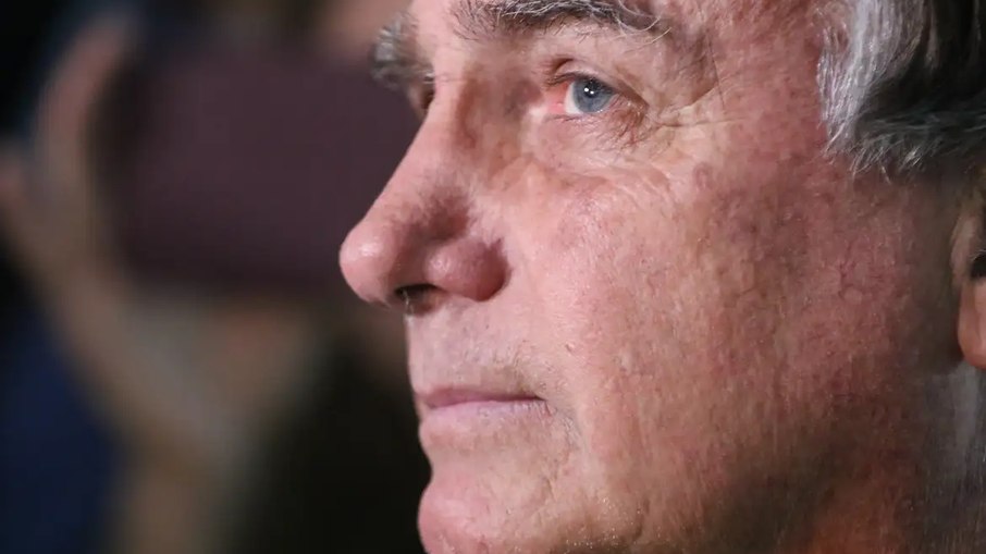 Ex-presidente Bolsonaro mantém melhora, mas segue na UTI sem previsão de alta
