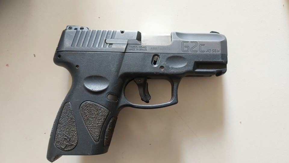 PM prende suspeito após perseguição e recupera moto roubada com arma furtada