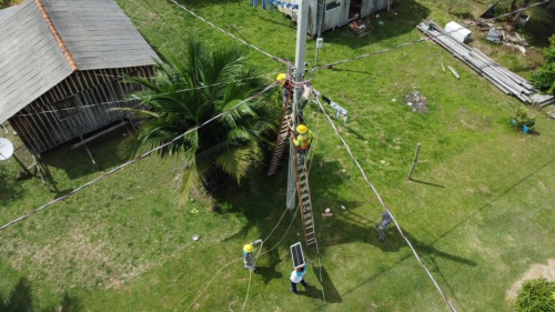 Iluminação chega pela primeira vez à comunidade de Cavalcante no Baixo Madeira
