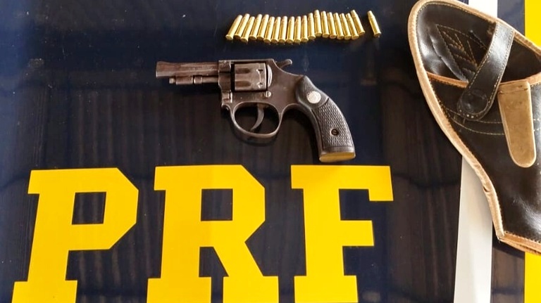 PRF em Rondônia prende homem com revólver e munições na BR-364 durante fiscalização
