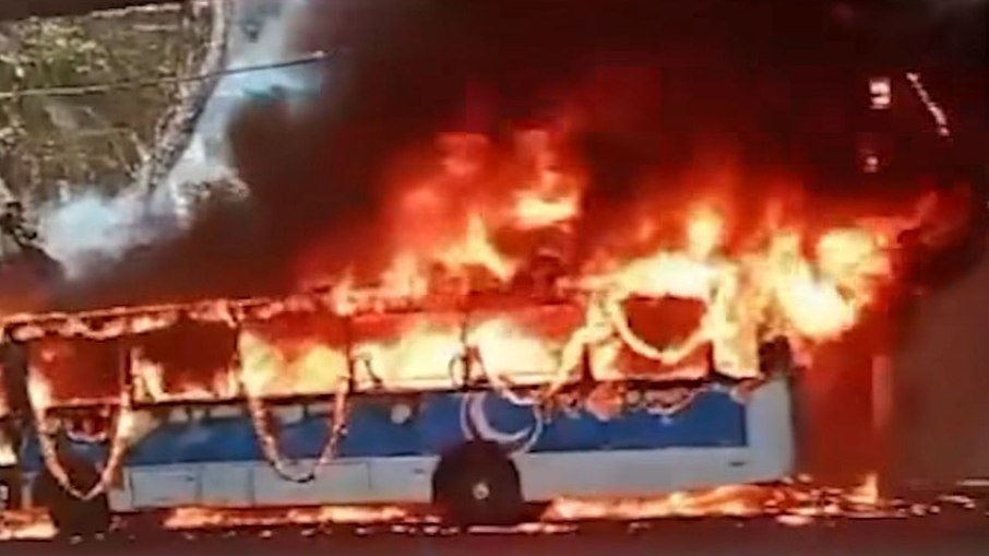 Ônibus é incendiado após morte de chefe do tráfico no Rio de Janeiro; barricadas interditam via
