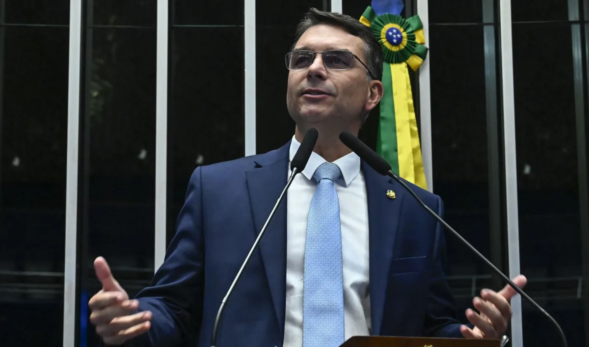 "Não está 100% ainda", diz Flávio sobre saúde de Bolsonaro no dia de seu aniversário 
