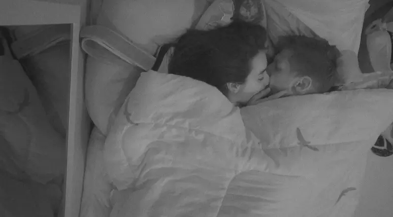 Jonas e Jordana movimentam edredom na madrugada: "É a melhor cama do quarto".