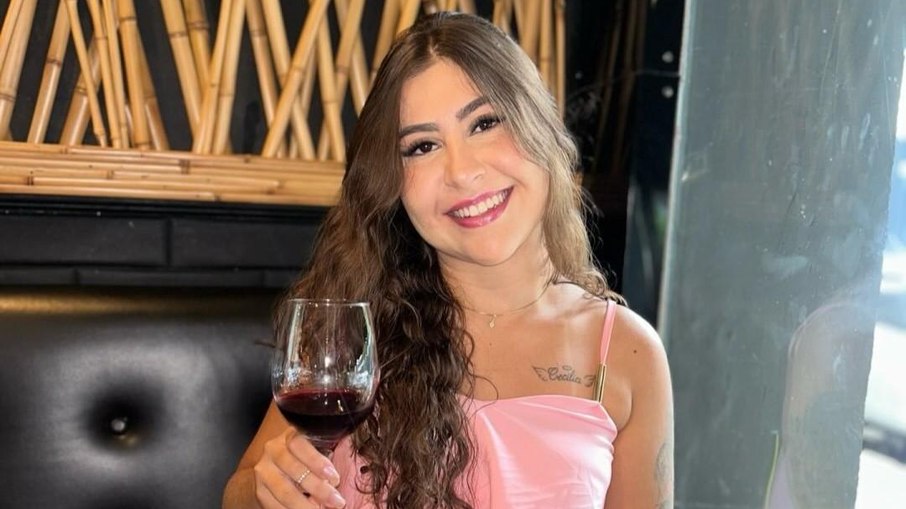 Homem mata namorada de 21 anos, grava vídeo e confessa crime para a própria mãe
