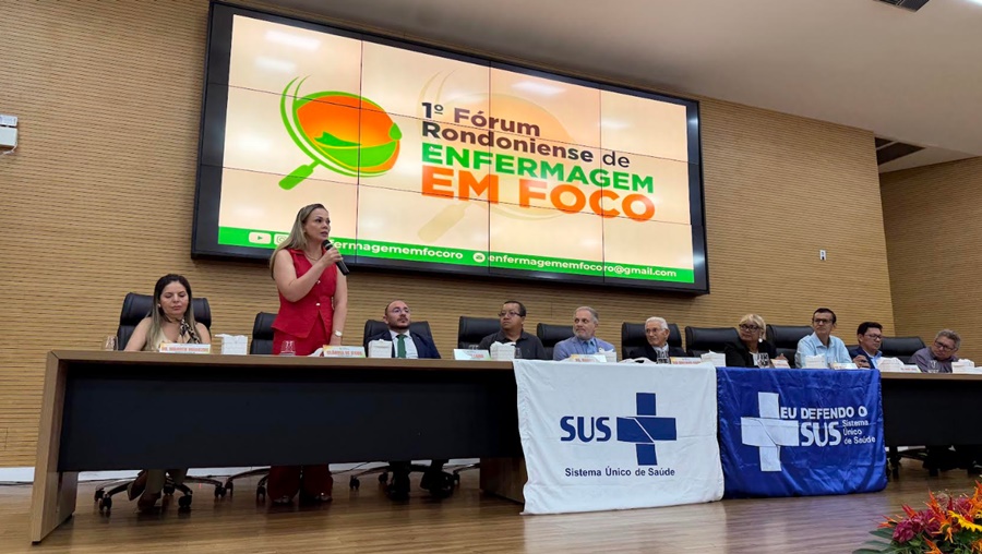 Cláudia de Jesus reforça defesa de salários dignos para profissionais da saúde em fórum estadual