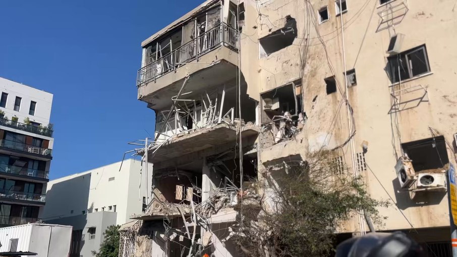 Irã lança mísseis e chama fala de Trump de “fake news” após pausa nos bombardeios dos EUA
