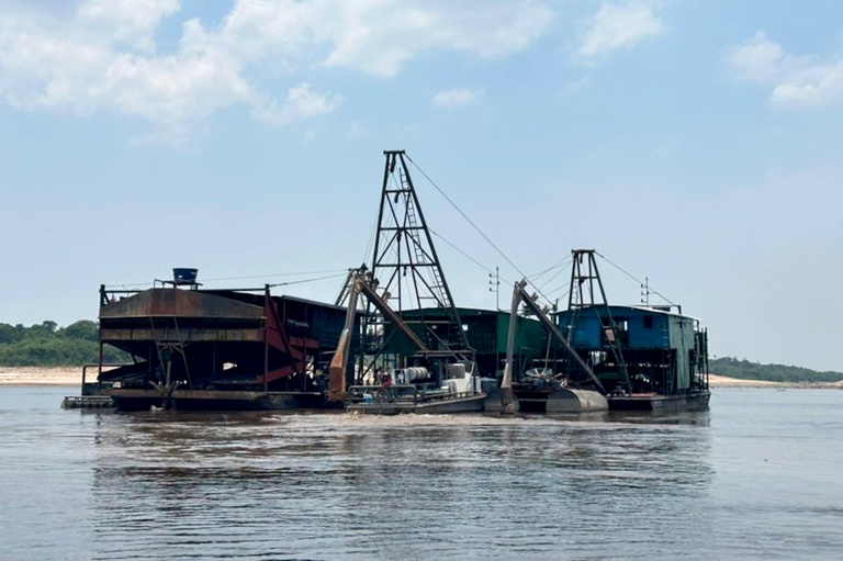 Justiça extingue ação que tentava blindar draga contra fiscalização no Rio Madeira