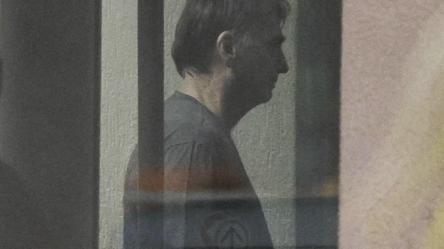 Ex-presidente, Jair Bolsonaro tem alta após 2 semanas e segue para prisão domiciliar

