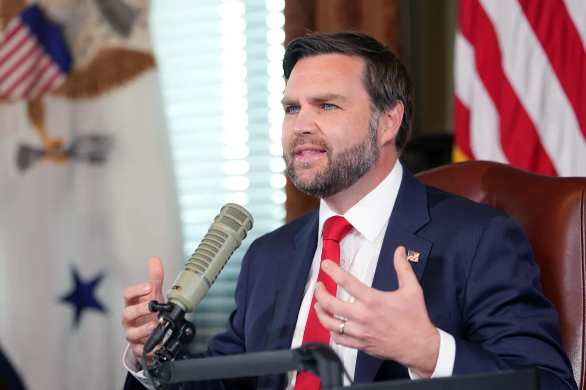 Vice de Donald Trump diz ser "obcecado" por OVNIs e acredita que "são demônios"
