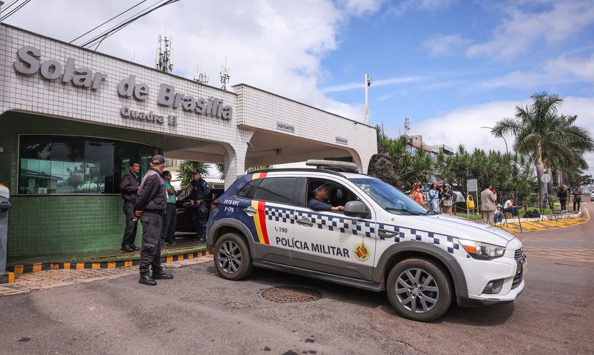 Moraes nega livre acesso de filhos de Bolsonaro à prisão domiciliar
