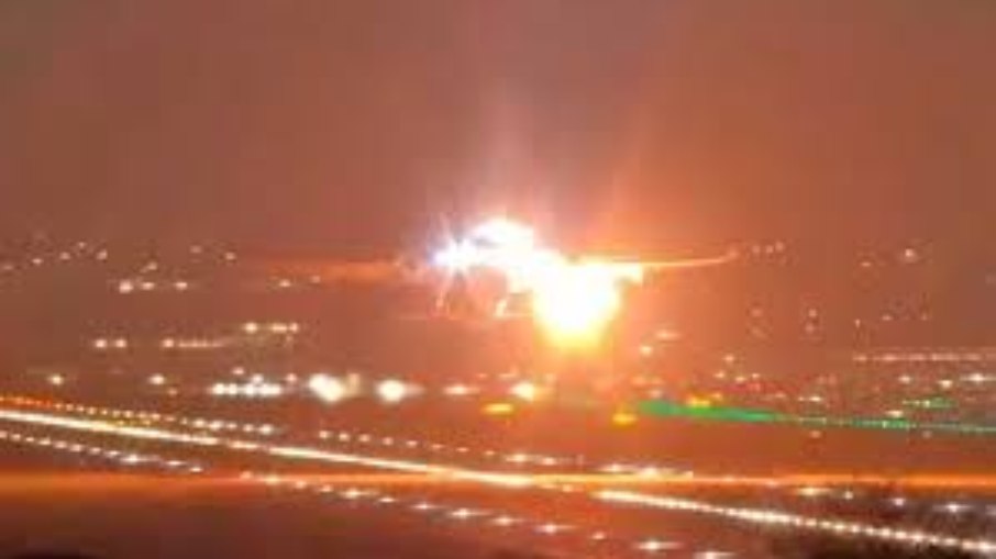 Vídeo mostra pânico de passageiros em explosão de motor de avião em Guarulhos; assista
