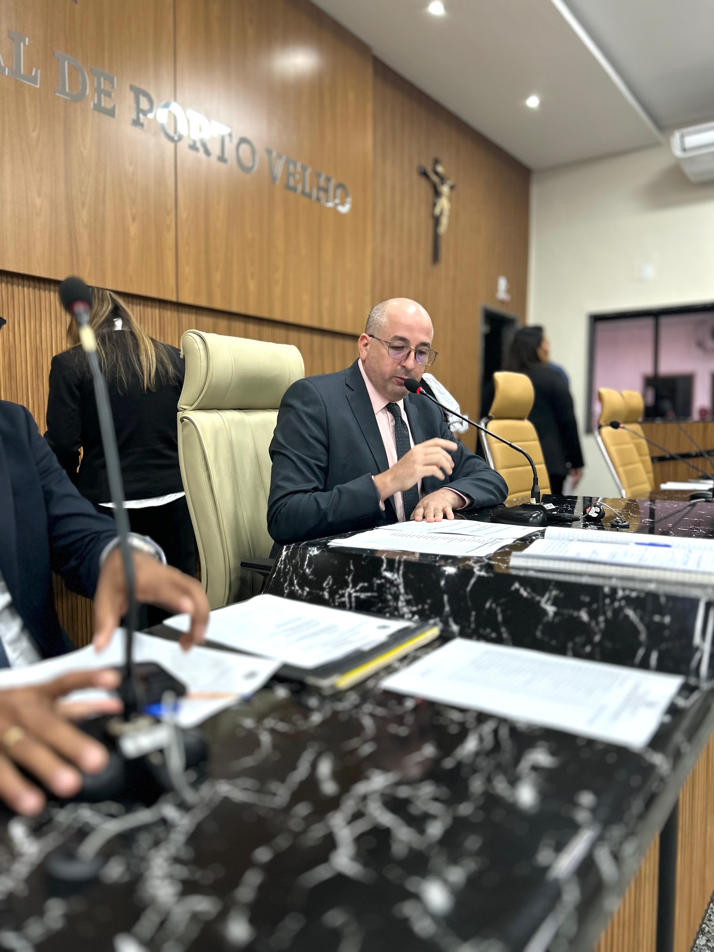 Gedeão Negreiros exige limpeza urgente e retirada de lixo em Área de Preservação no Novo Horizonte