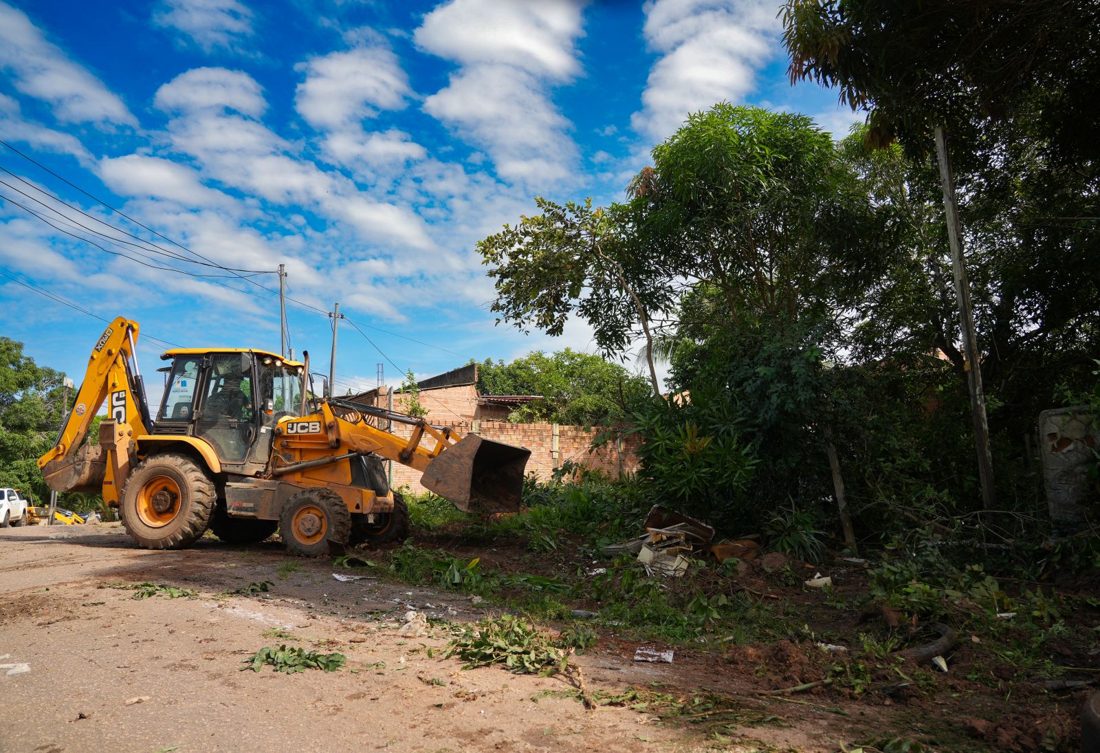Ação integrada limpa terreno que acumulava lixo há anos em Porto Velho
