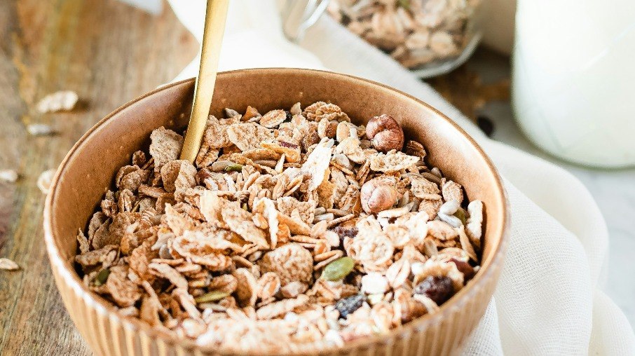 Comer aveia à noite pode ajudar na saciedade, apontam estudos
