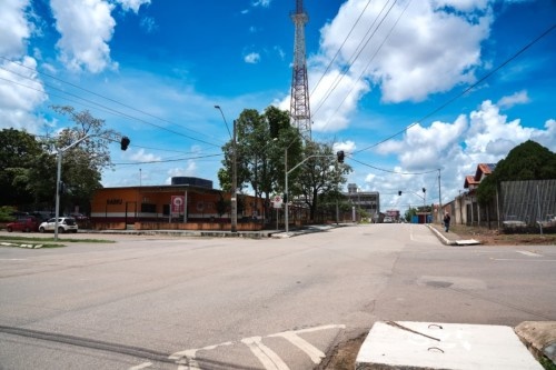 Cruzamento da Pinheiro Machado recebe semáforo para reduzir acidentes