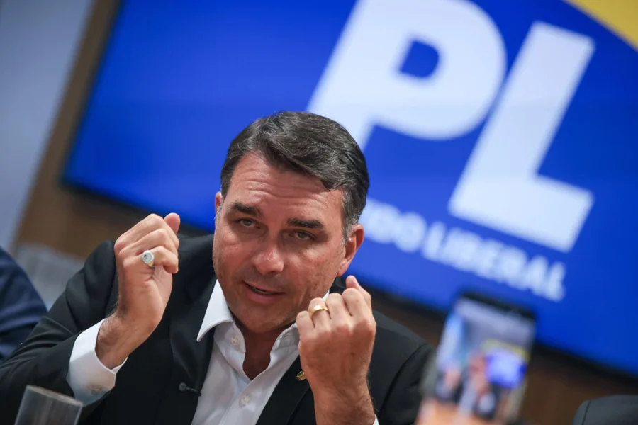 Flávio Bolsonaro atrai 20 novos deputados federais para o PL e impressiona lideranças 