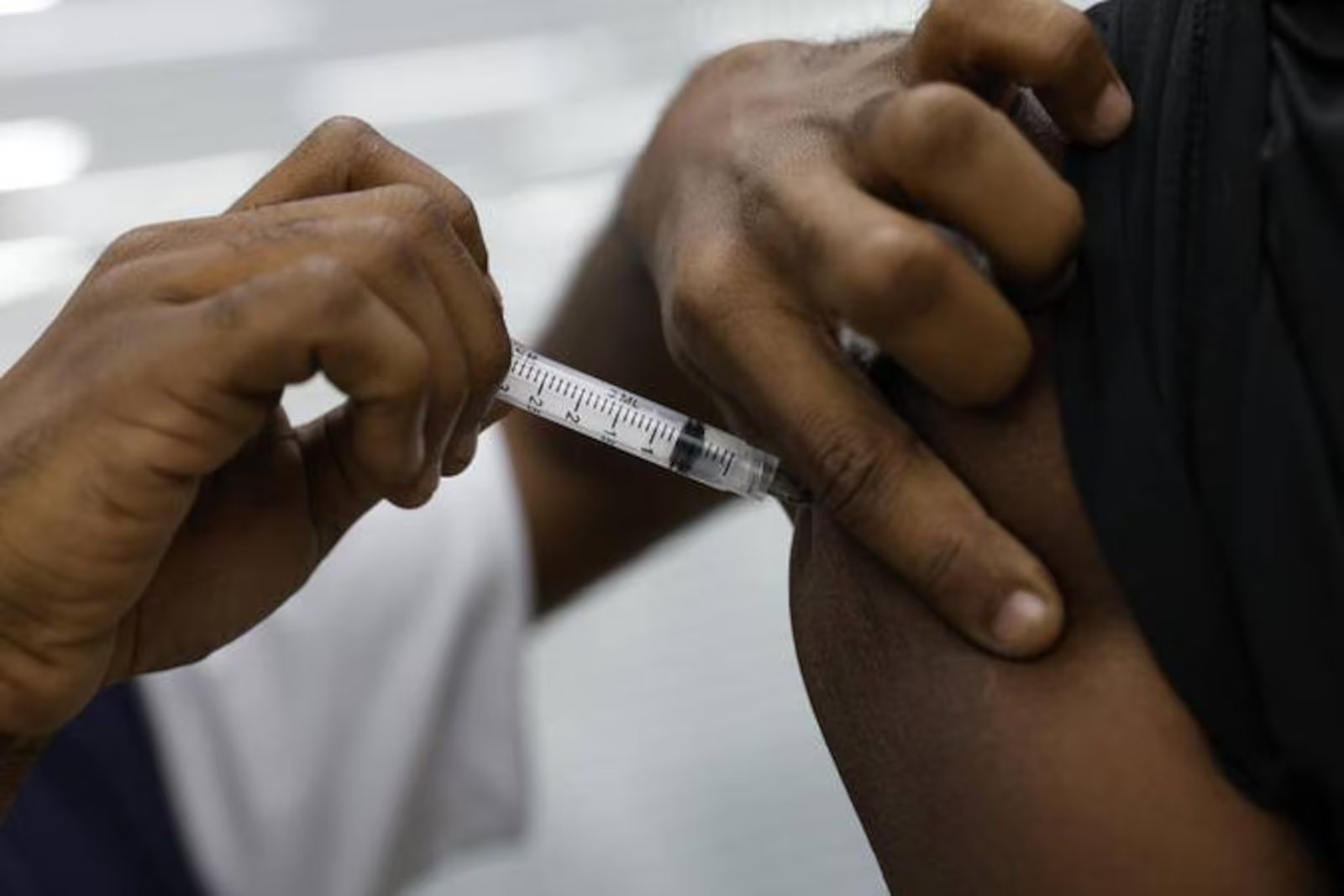 Lei obriga empresas a informar trabalhadores sobre vacinação e garante folga para exames
