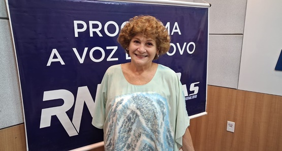 “Eu queria deixar a mulher mais confortável”, diz Sônia Marini sobre criação da cadeira "Elisa"